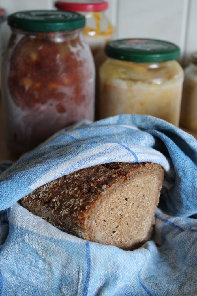 Brot einfrieren im Geschirrtuch Einfrieren ohne Müll und Plastik Zero Waste