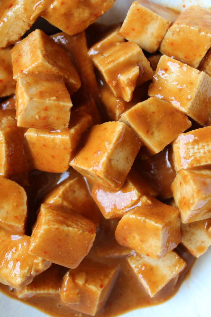 Tofu in Erdnussmarinade