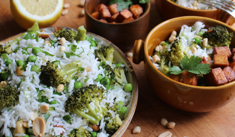 Reissalat mir Broccoli und Erdnusstofu