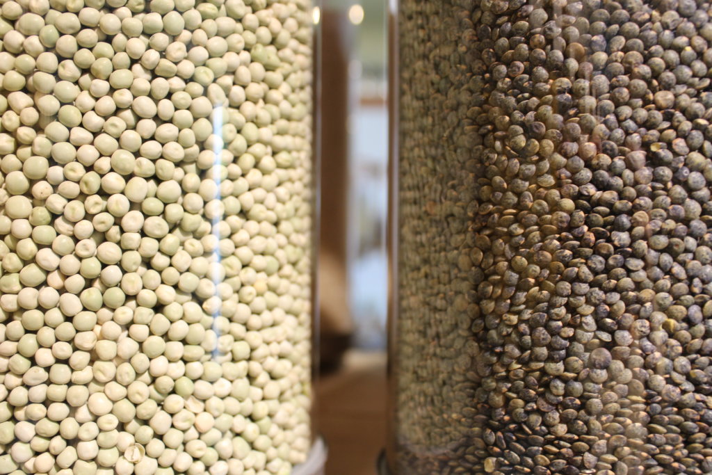 Erbsen und Linsen in der Glasschütte Silo Konstanz viele kleine dinge