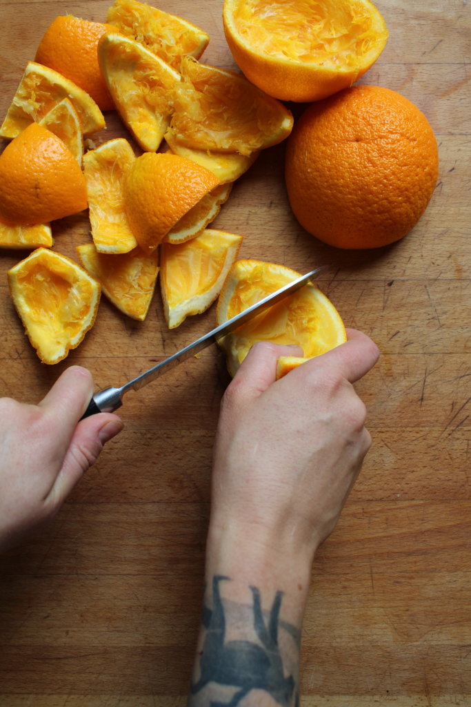 Orangenschalen zerkleinernd DIY Reiniger und Putzmittel viele kleine dinge