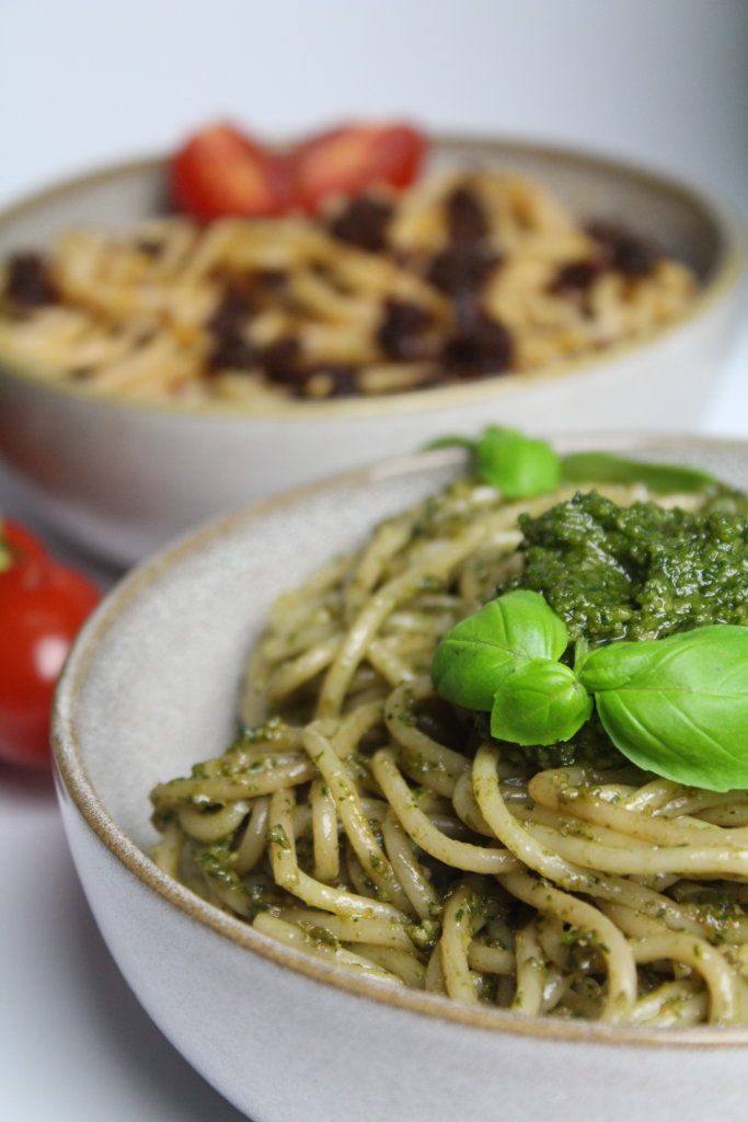 Paste Pesto rot und grün viele kleine dinge