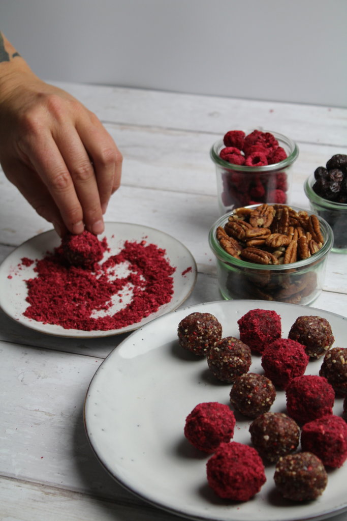 nussige Energyballs mit Beeren viele kleine dinge