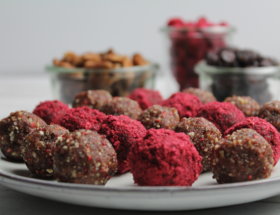 nussige Energyballs mit Beeren viele kleine dinge