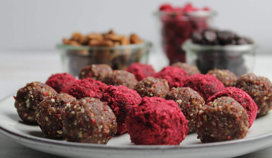 nussige Energyballs mit Beeren viele kleine dinge