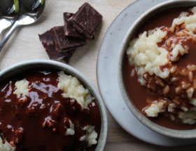 veganer Milchreis mit Schokosoße