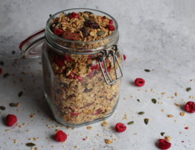 Granola mit Beeren und Nüssen viele kleine dinge