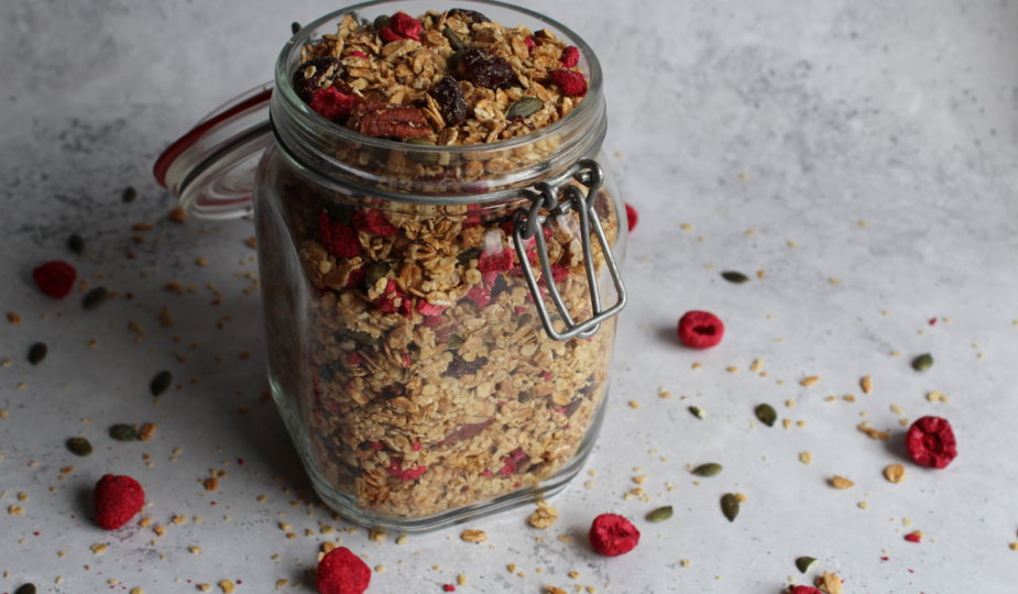 Granola mit Beeren und Nüssen viele kleine dinge