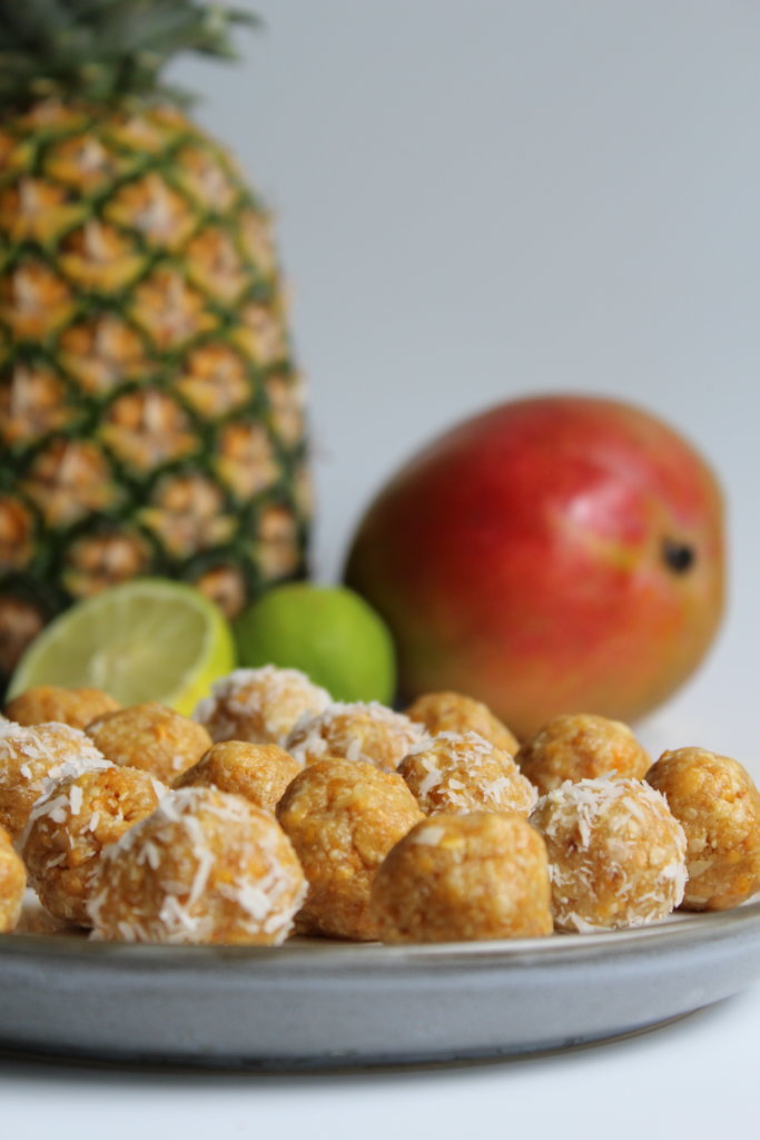 tropische Energyballs mit Mango und Ananas viele kleine dinge